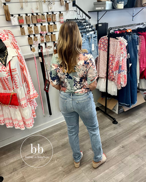 Judy Blue Mid-Rise Boyfriend in Bleach Wash
